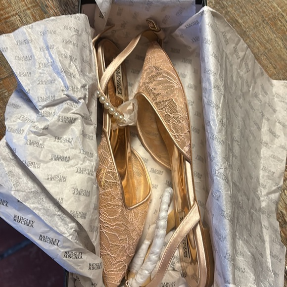 Badgley Mischka Fawn Pointed Toe Flat Pearl soft blush ☺️ - Picture 10 of 11